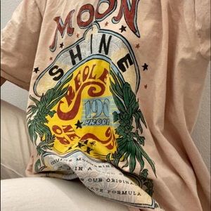 " MOONSHINE" Boho PEACH ( pink/rose) Graphic Tee
UO Project Social T NWOT